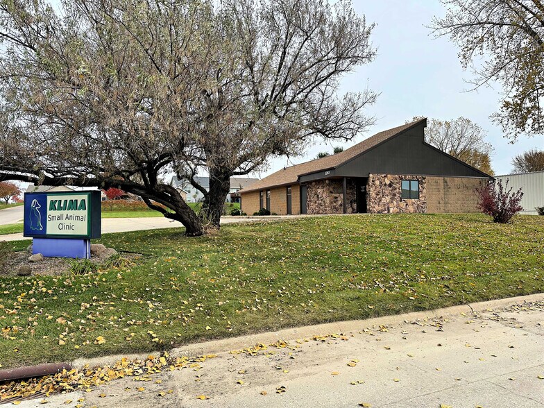 Primary Photo Of 1210 Southtown Dr, Waterloo Office For Sale