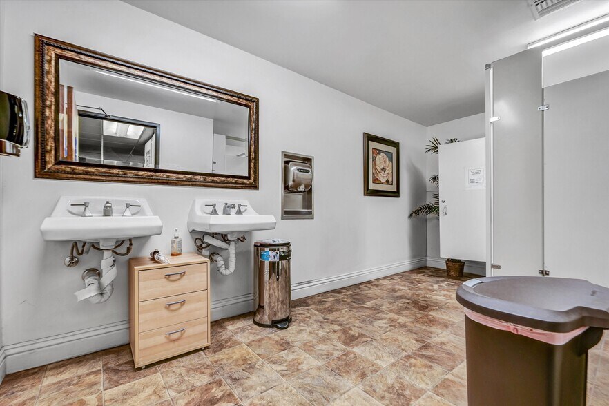 More Photos Of 2320 Cotner Ave, Los Angeles Loft Creative Space For Sale