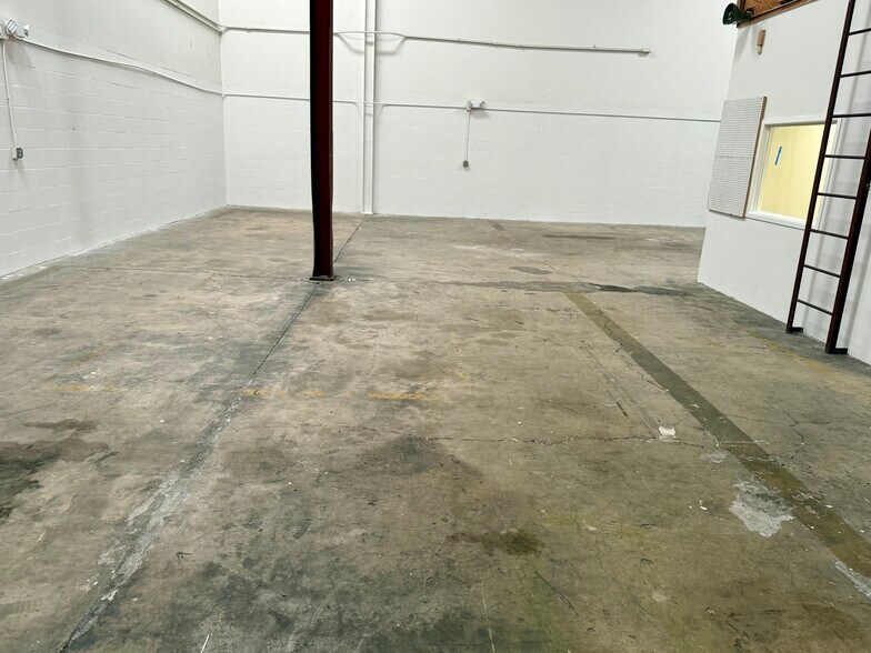 More Photos Of 5422-5432 W Crenshaw St, Tampa Unknown For Lease