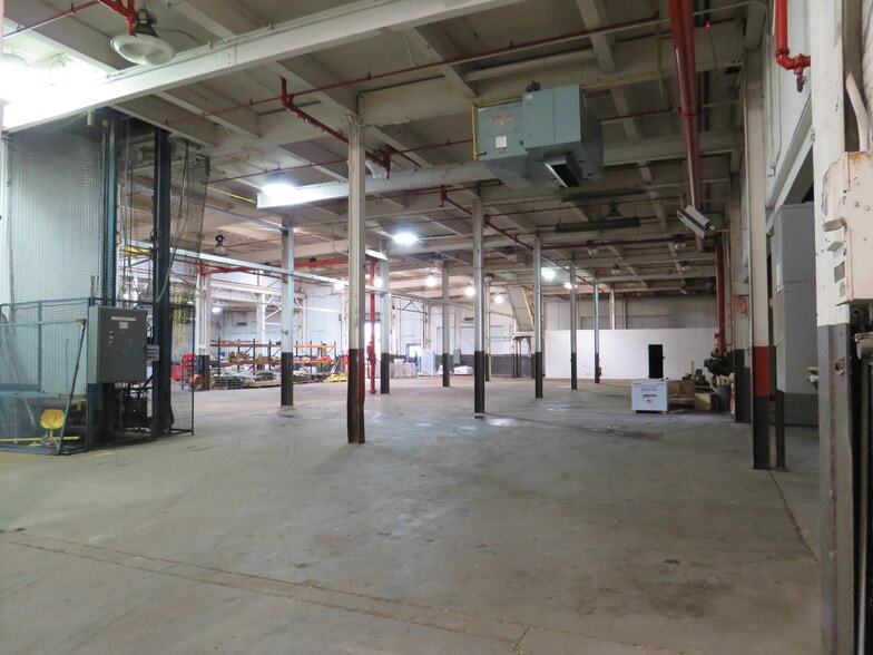 More Photos Of 186 Lincoln Ave, Grove City Warehouse For Lease