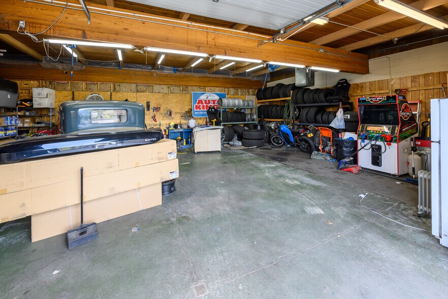 More Photos Of 40 Nw 4th St, Madras Auto Dealership For Lease