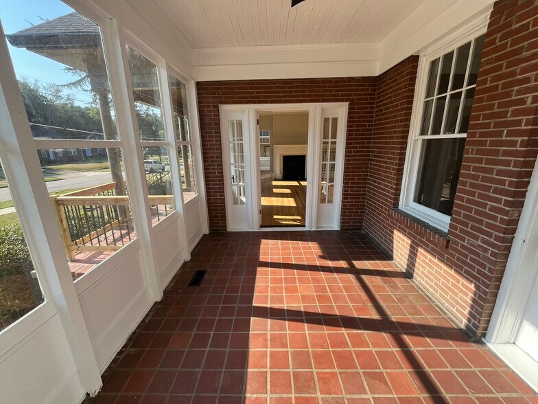 More Photos Of 406 S Lewis St, Lagrange Office For Lease