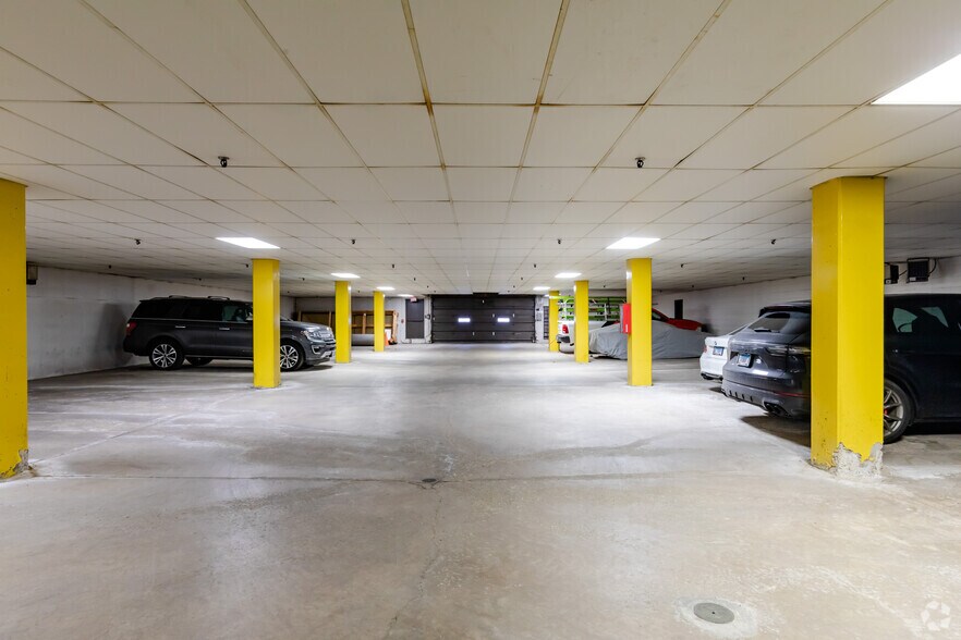 More Photos Of 2700 S River Rd, Des Plaines Office For Lease