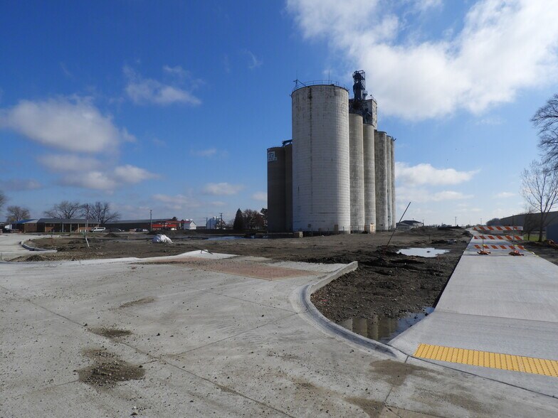 More Photos Of 101 Lincoln St NE, Bondurant Industrial For Lease