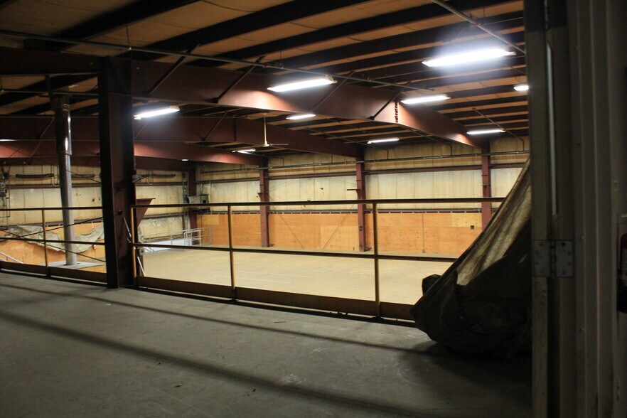 More Photos Of 4 Gator Rock Rd, Somersworth Distribution For Sale