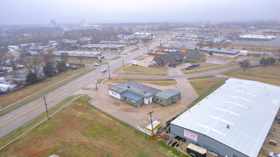 More Photos Of 401 S Ranchwood Blvd, Yukon Flex For Sale