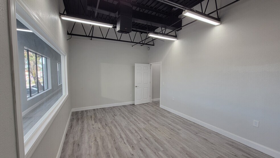 More Photos Of 4815-4817 E Busch Blvd, Tampa Storefront Retail Office For Lease