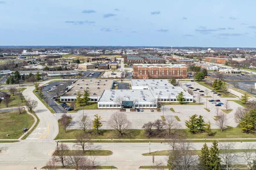 More Photos Of 700-702 N Deerpath Dr, Vernon Hills Light Distribution For Sale