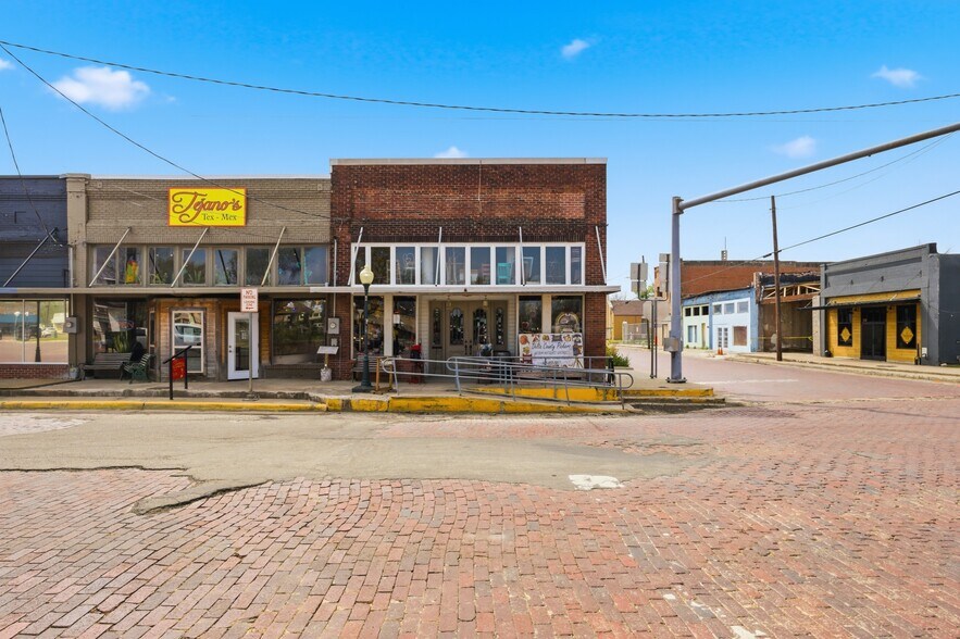 Primary Photo Of 10 S Side Sq, Cooper Freestanding For Sale