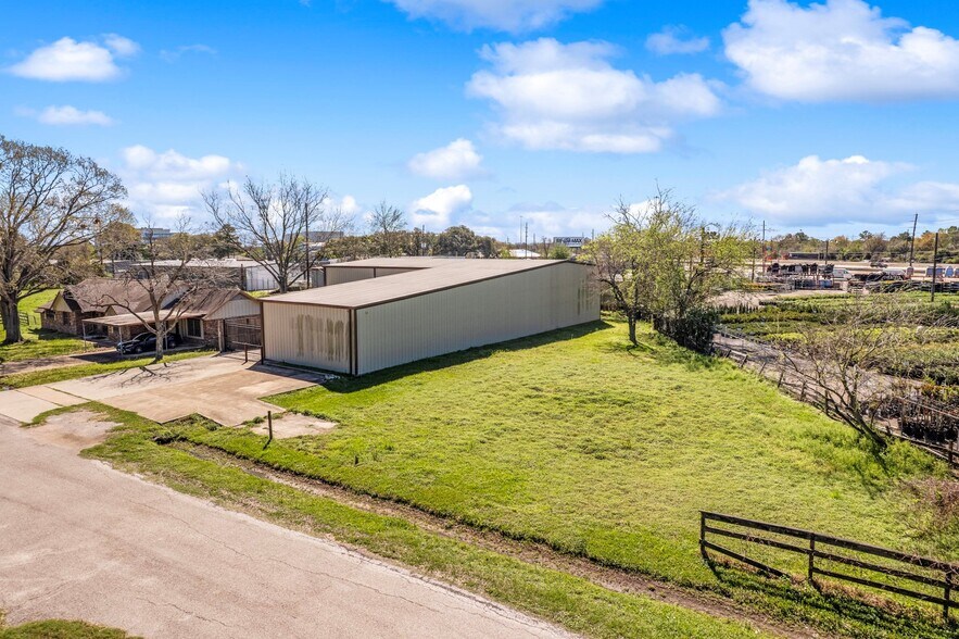 More Photos Of 15811 Manning Dr, Cypress Industrial For Lease