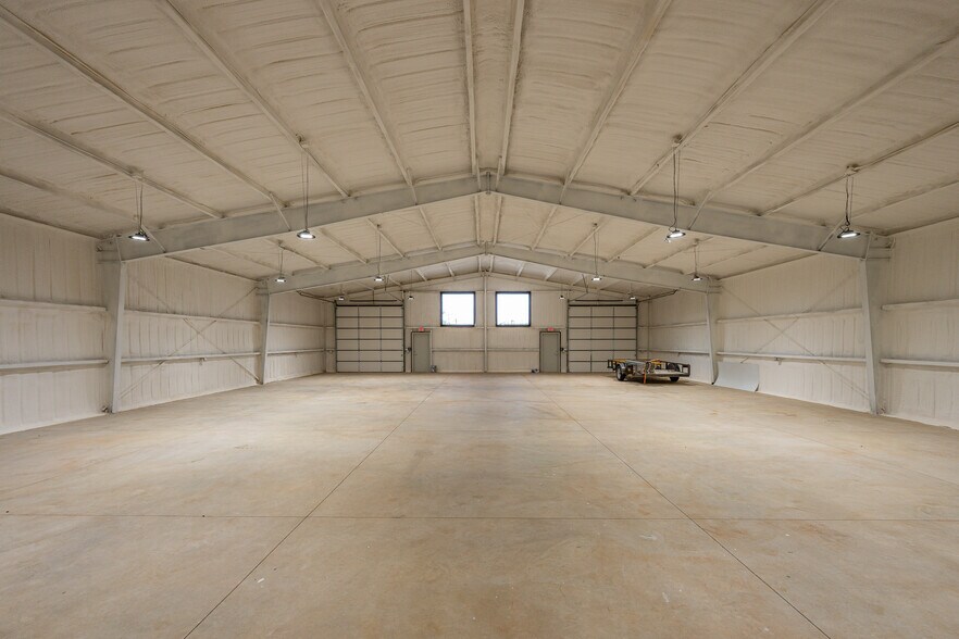 More Photos Of 8610 N Classen Blvd, Oklahoma City Warehouse For Lease