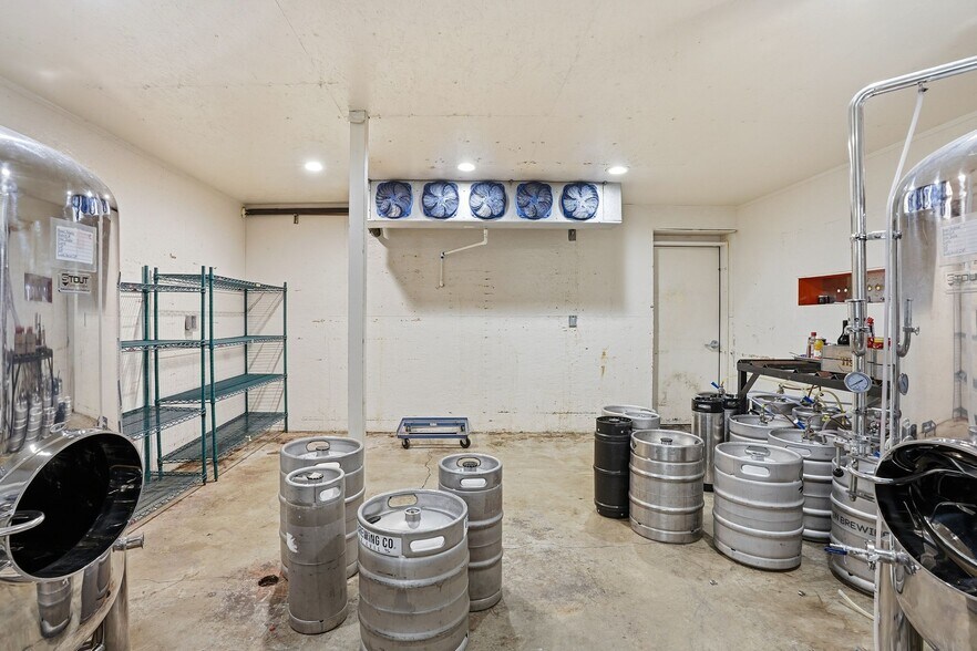 More Photos Of 4110 S Bowdish Rd, Spokane Light Distribution For Lease