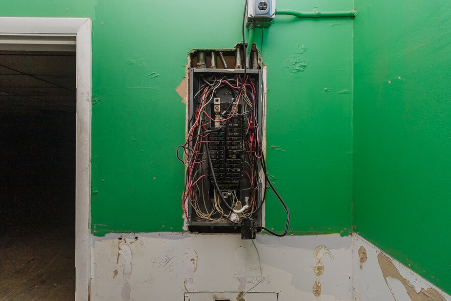 More Photos Of 1015 S Meridian Ave, Wichita Auto Repair For Sale