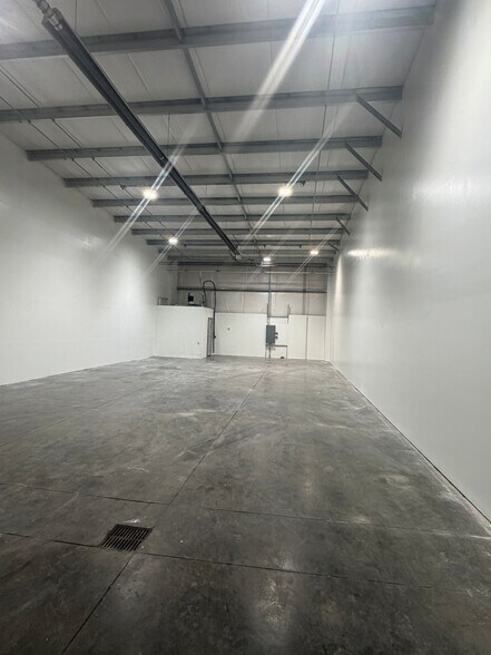 More Photos Of 1925 SW 5th St, Lincoln Warehouse For Lease