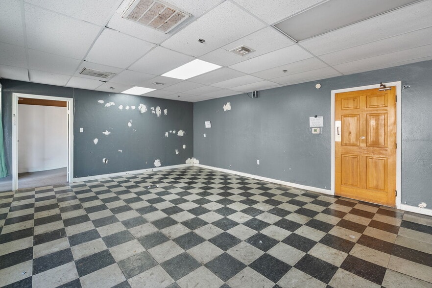 More Photos Of 2120 Collier Ave, Fort Myers Unknown For Lease