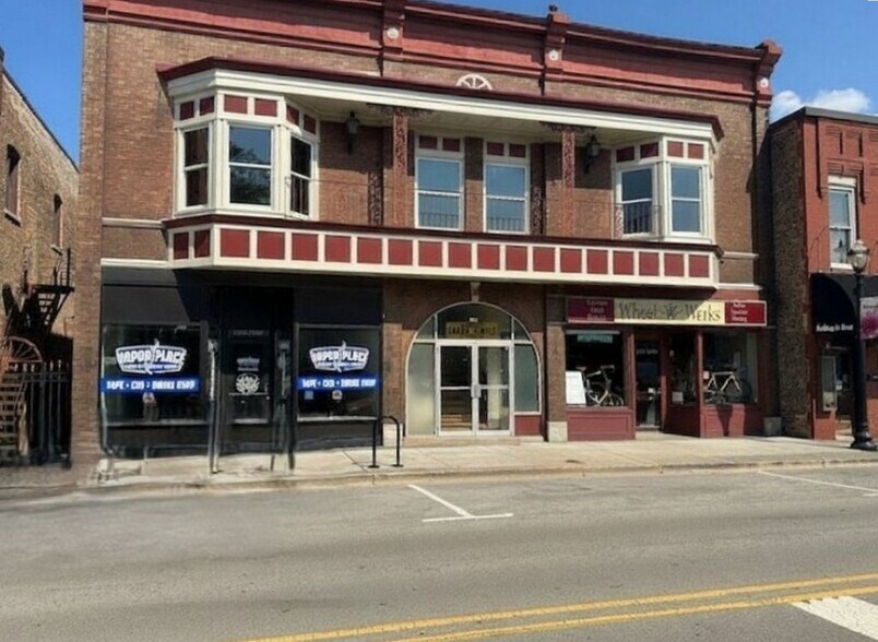 Primary Photo Of 117 N Main St, Crystal Lake General Retail For Sale