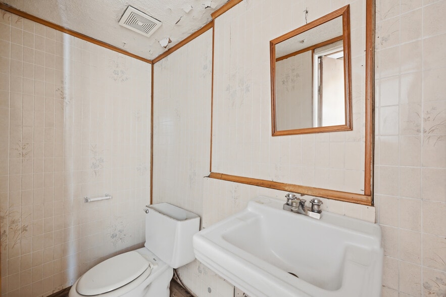 More Photos Of 3433 Sharon Rd, West Middlesex Warehouse For Sale