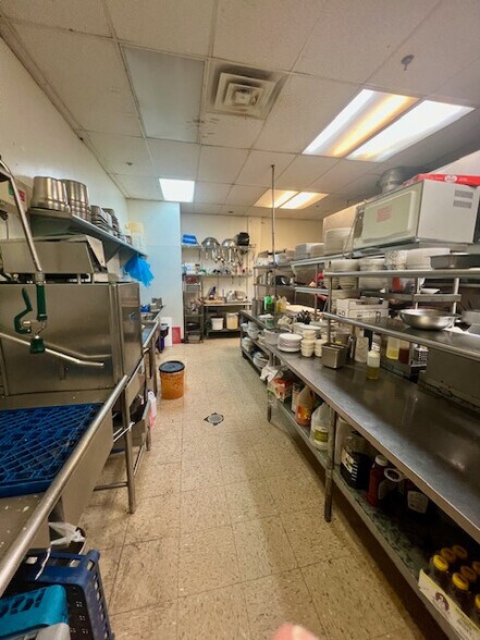 More Photos Of 1047 Broad St, Paulsboro Unknown For Lease