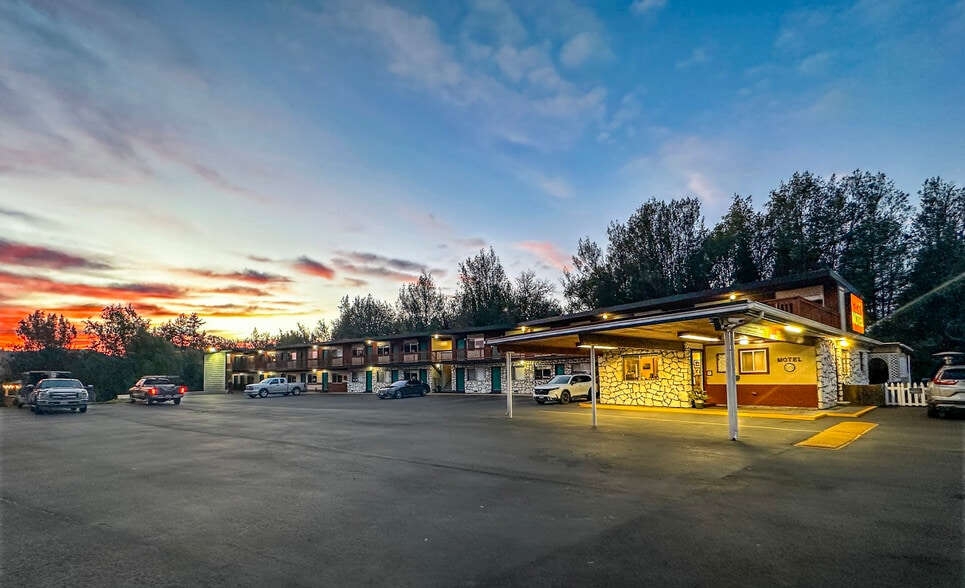 Primary Photo Of 1010 8th St, Myrtle Point Hotel For Sale