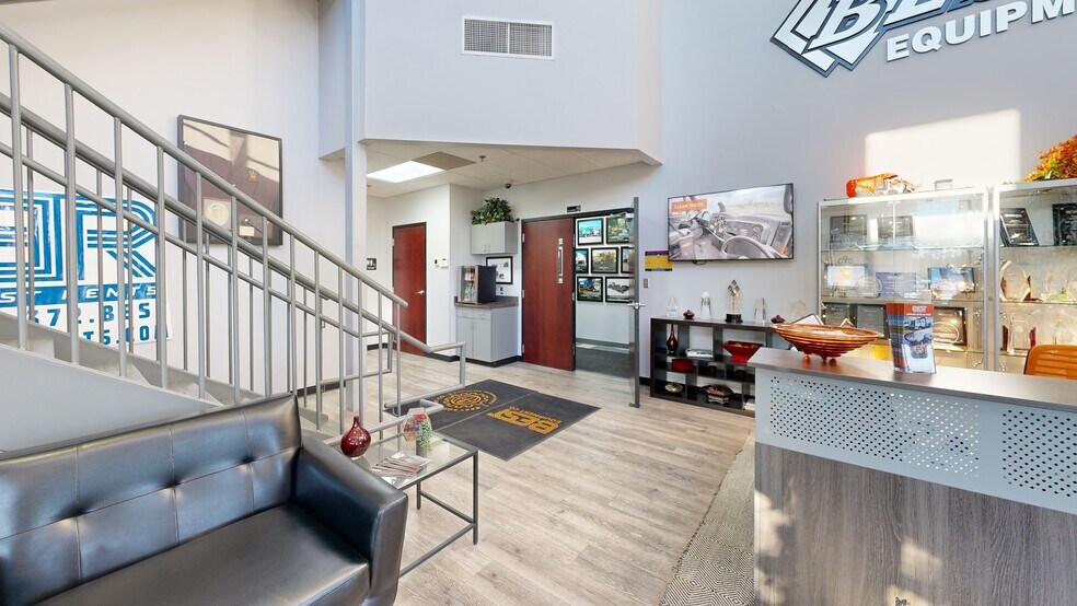 More Photos Of 5550 Poindexter Dr, Indianapolis Distribution For Sale