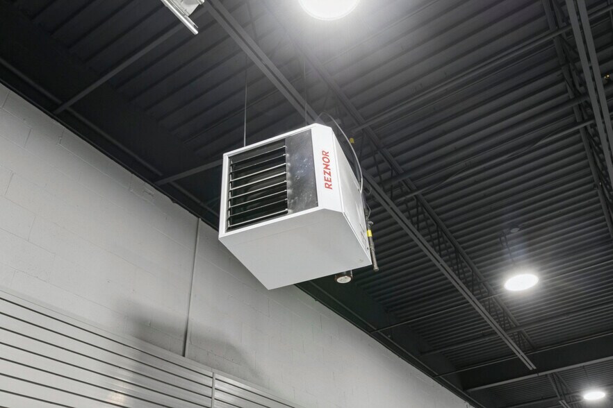 More Photos Of 2721 Markham Rd, Toronto Showroom For Sale