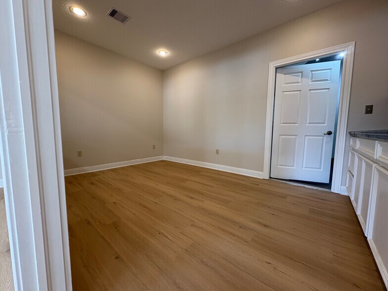 More Photos Of 17130 Townes Rd, Friendswood Warehouse For Lease