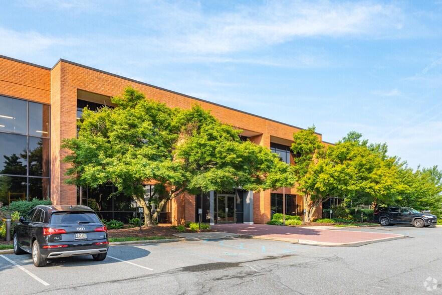 Primary Photo Of 240 Continental Dr, Newark Office For Lease