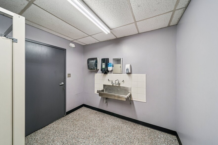 More Photos Of 8118 E 44th St, Tulsa Warehouse For Lease