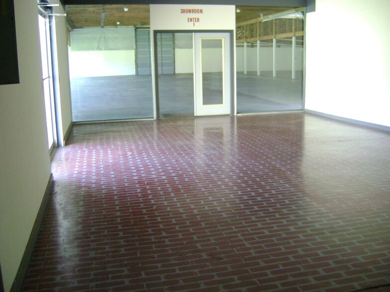 More Photos Of 1700 McArthur St, Manchester Freestanding For Lease