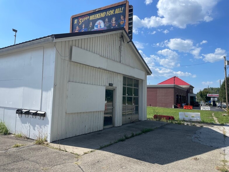 Primary Photo Of 7545 Wooster Pike, Cincinnati General Retail For Lease