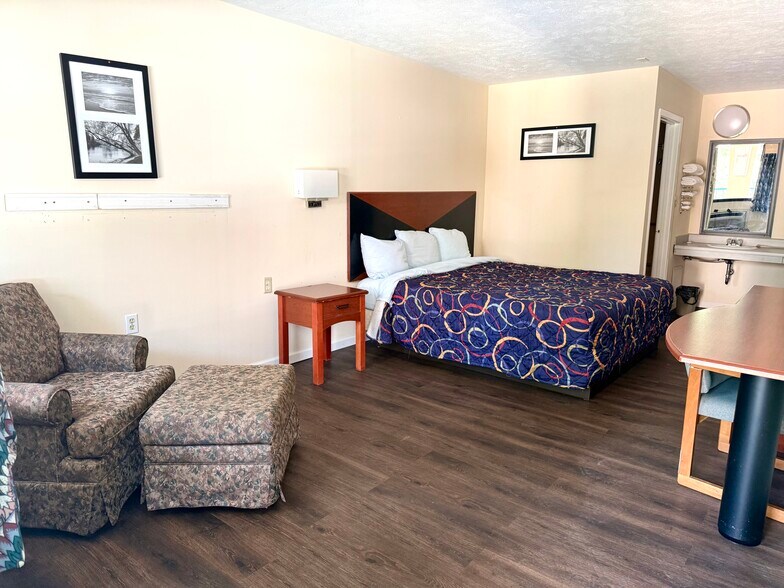 More Photos Of 547 S Archusa Ave, Quitman Hotel For Sale