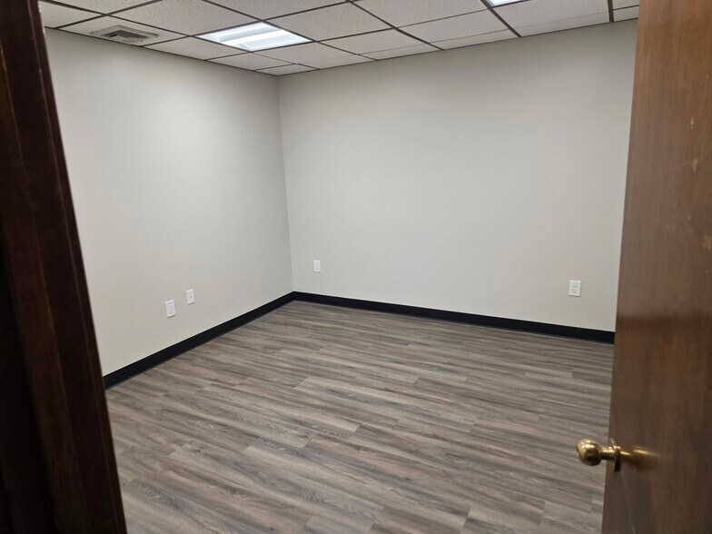 More Photos Of 98 Willis Ave, Mineola Office For Lease