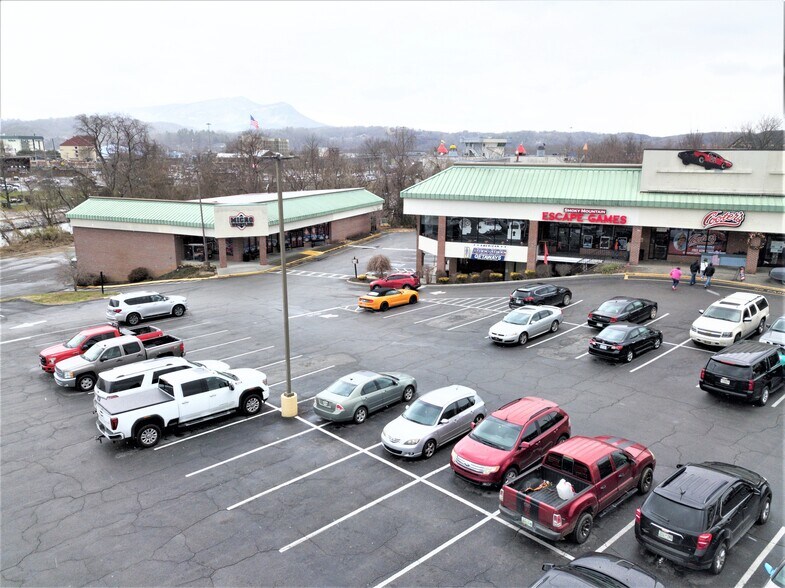 More Photos Of 147-185 E Wears Valley Rd, Pigeon Forge Storefront For Lease