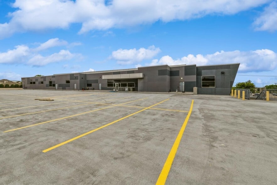 More Photos Of 6957 W Plano Pky, Plano Medical For Lease