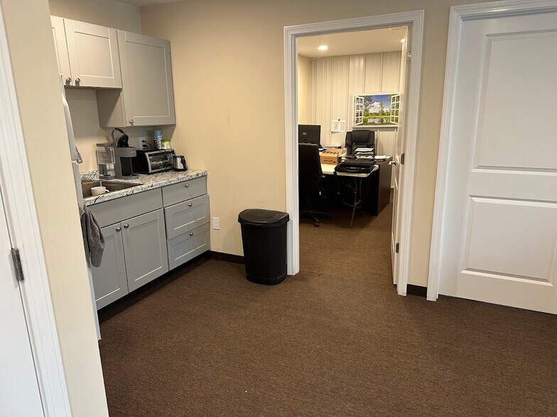 More Photos Of 237 Londonderry Tpke, Hooksett Industrial For Lease