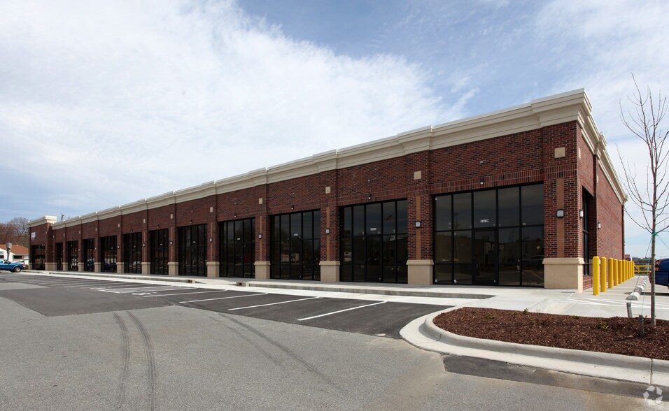 More Photos Of 2915-2921 Battleground Ave, Greensboro Restaurant For Lease