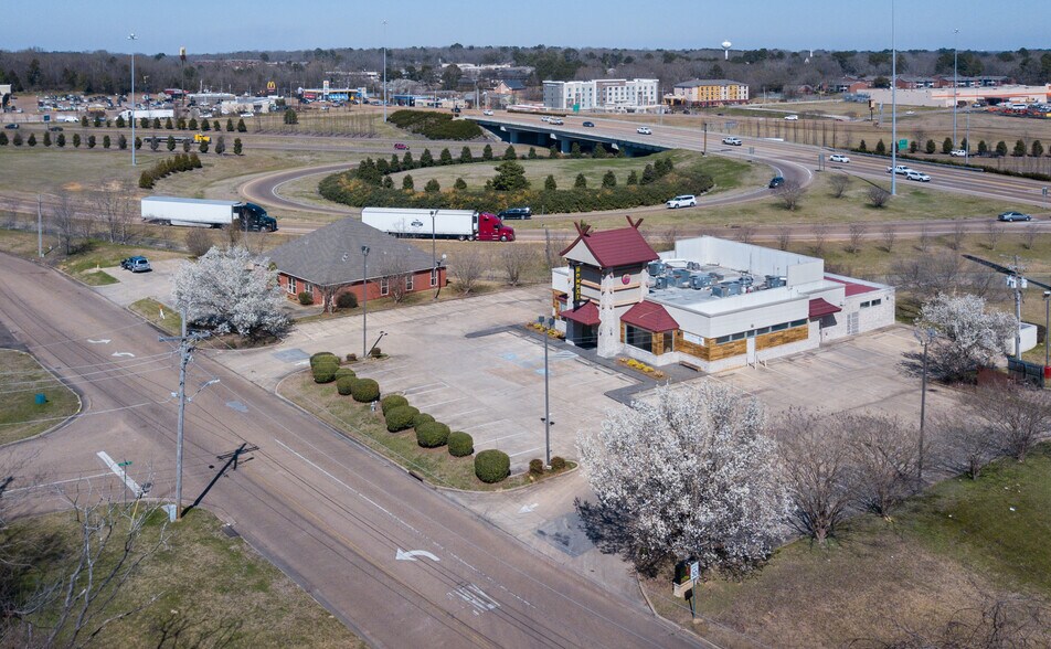 More Photos Of 102 Clinton Center Dr, Clinton Restaurant For Sale