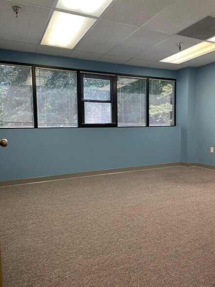 More Photos Of 503 Carlisle Dr, Herndon Flex For Lease