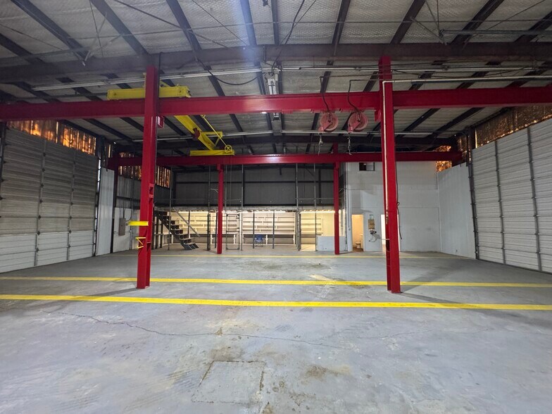 More Photos Of 9182 S US Highway 79, Palestine Service For Lease