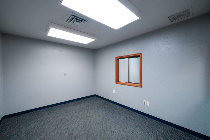 More Photos Of 1555-1557 SE Crystal Lake Dr, Corvallis Warehouse For Lease
