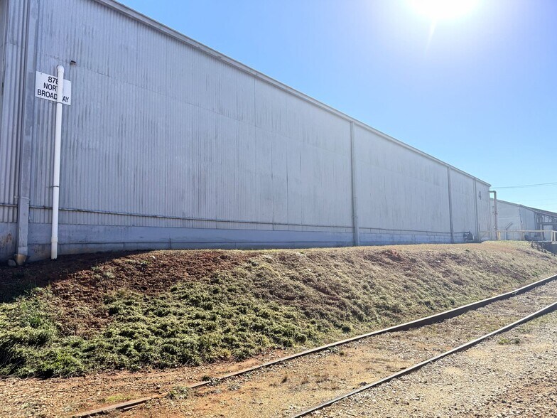 More Photos Of 878 E Broadway St, Griffin Industrial For Lease