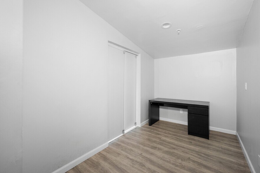 More Photos Of 7798 Foothill Blvd, Tujunga Freestanding For Sale