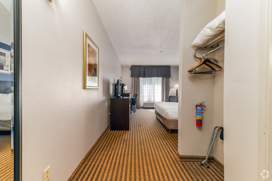 More Photos Of 3630 E Cork St, Kalamazoo Hotel For Sale