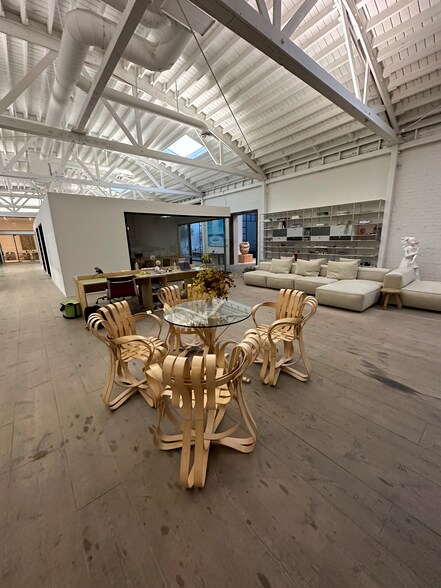 More Photos Of 642 Almont Dr, Los Angeles Showroom For Lease