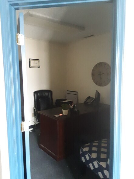 More Photos Of 1226 Executive Blvd, Chesapeake Showroom For Lease