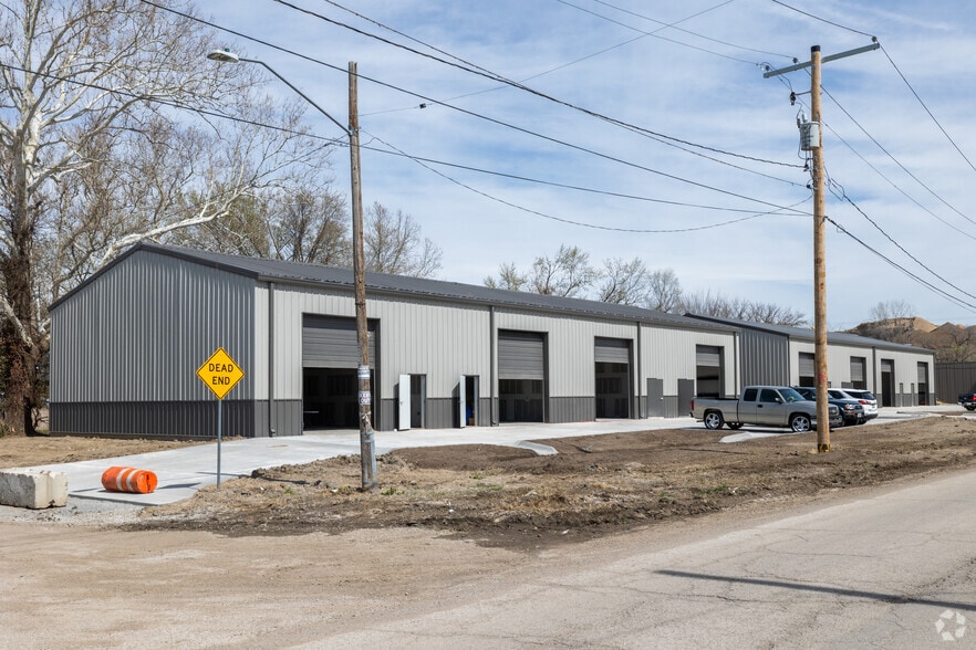 More Photos Of 100 NE Harlem Rd, Kansas City Light Manufacturing For Lease