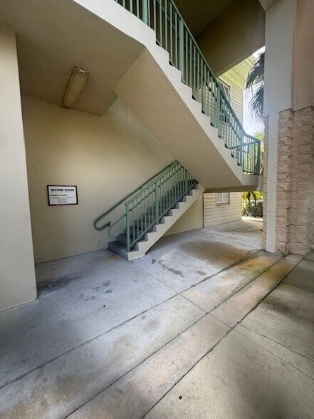 More Photos Of 2295 SW Martin Hwy, Palm City Office For Lease