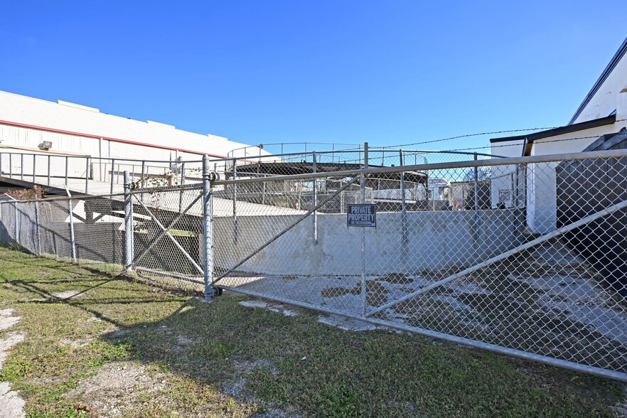 More Photos Of 1123 Bowie St, Seguin Warehouse For Sale