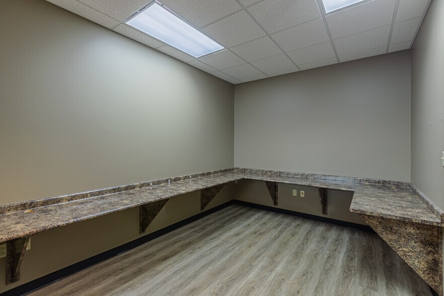 More Photos Of 120 Center Pointe Dr, Clarksville Office For Lease