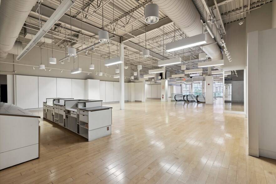 More Photos Of 1510 Walnut St, Philadelphia Storefront For Lease